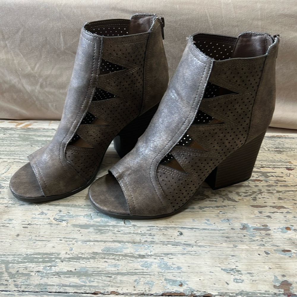 Size 7 Maurices heels